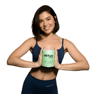 Mulher feliz e saudável bebendo suco verde Abtus